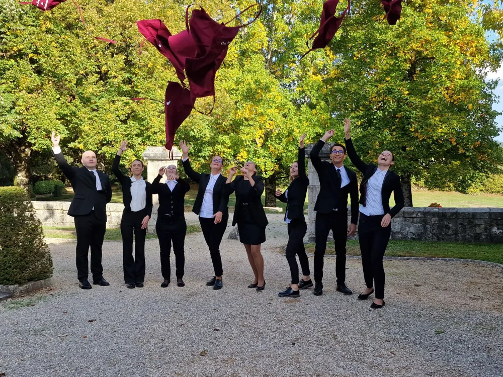 Gouvernante dressant une table dans une Maison bourgeoise – formation gouvernante